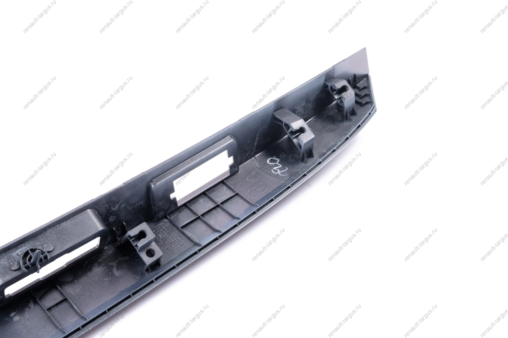 Накладка крышки багажника крашеная 496 ФАНТОМ Lada Vesta/ SW/ SW Cross (без отв. под камеру) Lada