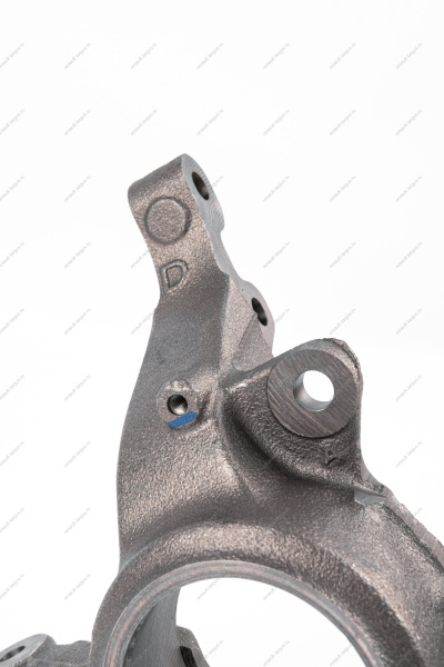 Кулак LADA Largus поворотный правый с АБС (100) нов.обр. под болт D10мм Renault