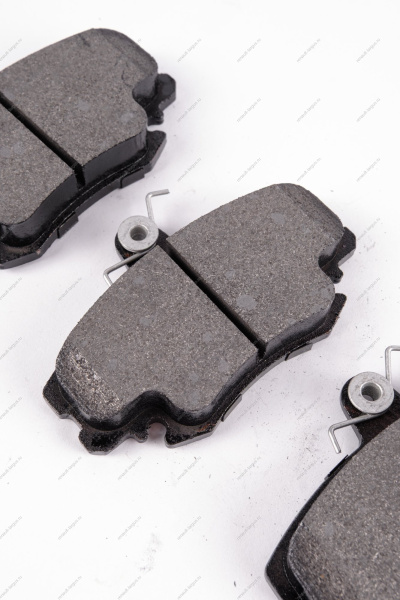 Колодки тормозные передние LADA Largus/Лада Ларгус 8 кл К-Т 1коробка (с усиками) с 4 шт. универсал PARTRA