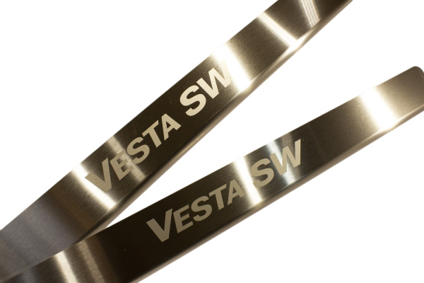 Комплект накладок на пороги с названием модели LADA Vesta SW / SW Cross Дополнительное оборудование