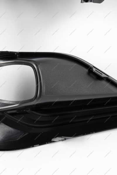 Облицовка ПТФ правая ( с отв. под парктроник) LADA Vesta SW Cross FL Lada