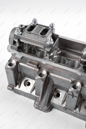 Головка блока цилиндров без шпилек в сборе (с направляющими втулками, без клапанов и вала распределительного) АвтоВАЗ