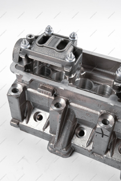 Головка блока цилиндров без шпилек в сборе (с направляющими втулками, без клапанов и вала распределительного) АвтоВАЗ