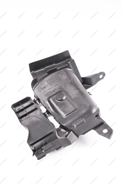 Щиток боковой переднего правого колеса LADA XRAY Renault