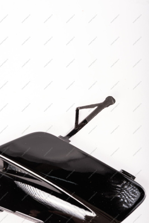 Крышка Lada Vesta SW Cross окна под переднюю буксирную проуш крашенная 653 Маэстро (черный ) Lada