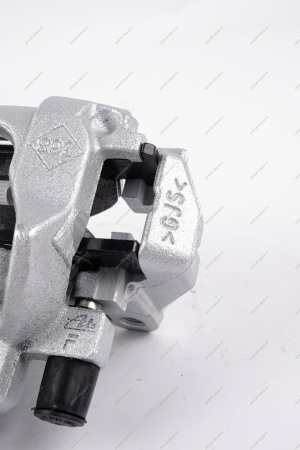 Суппорт передний левый в сборе Renault Logan II, Sandero (суппорт 410118579R +2шт. тормозн. колодки 410602581R) Renault