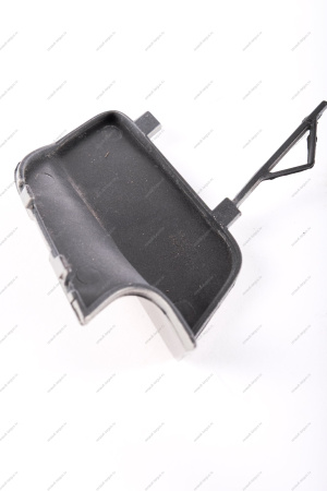 Крышка окна под переднюю буксирную проушину Lada Vesta SW Cross крашенная 691 Платина (серебристый) Lada