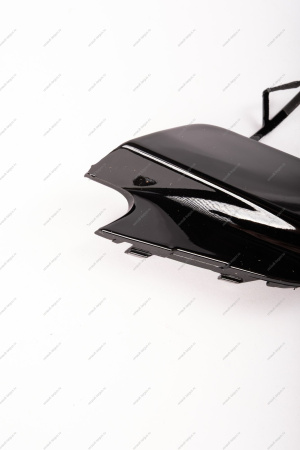 Крышка Lada Vesta SW Cross окна под переднюю буксирную проуш крашенная 653 Маэстро (черный ) Lada