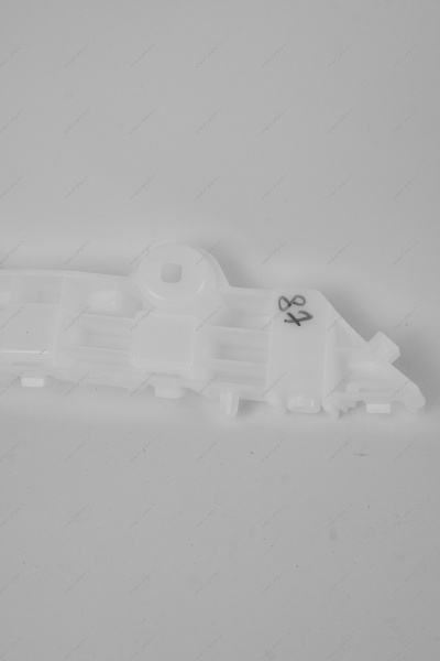 Кронштейн крепления переднего бампера левый (необходимы заклепки 2шт 7703072424/7705096011 LADA Largus (FL) NEW Lada