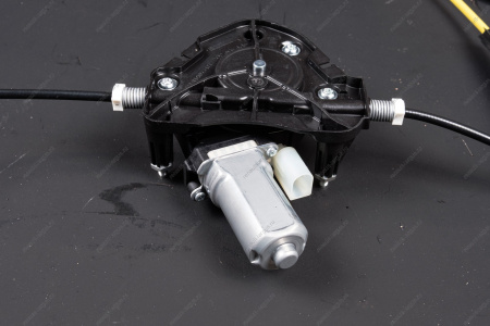 Электростеклоподъемник передней двери левый LADA Vesta 2 контакта Lada