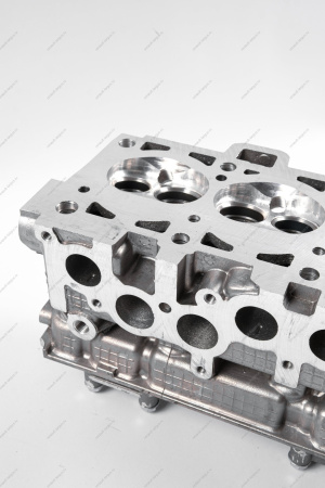 Головка блока цилиндров без шпилек в сборе (с направляющими втулками, без клапанов и вала распределительного) АвтоВАЗ