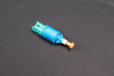 Выключатель Lada Largus,/Vesta,/Xray сигнала положения педали сцепления , стоп сигнала (зеленая фишка) AUTO-PARTS