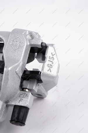 Суппорт передний левый в сборе Renault Logan II, Sandero (суппорт 410118579R +2шт. тормозн. колодки 410602581R) Renault