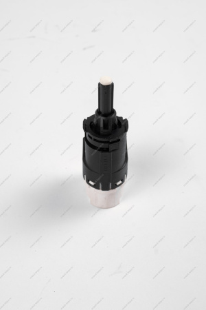 Выключатель стоп-сигнала Renault Logan, LAGRUS, Clio, Laguna II (8кл) RENAULT