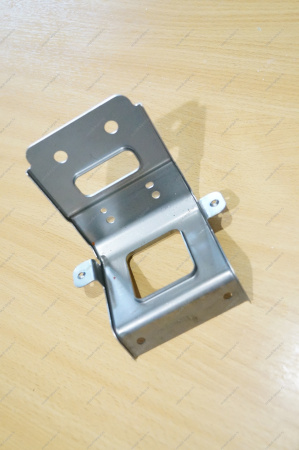 Верхний LADAVesta/Largus кронштейн крепления облицовки туннеля пола задней Lada