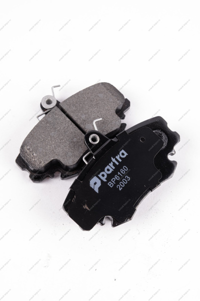 Колодки тормозные передние LADA Largus/Лада Ларгус 8 кл К-Т 1коробка (с усиками) с 4 шт. универсал PARTRA