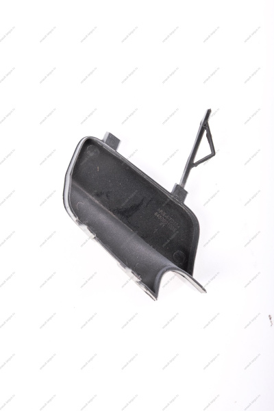 Крышка окна под переднюю буксирную проушину Lada Vesta SW Cross крашенная 691 Платина (серебристый) Lada