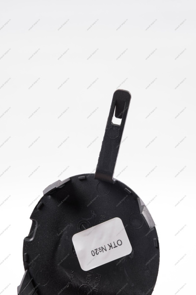 Заглушка окна переднего бампера LADA Largus/Лада Ларгус под буксир. крюк.283 крашеная Lada