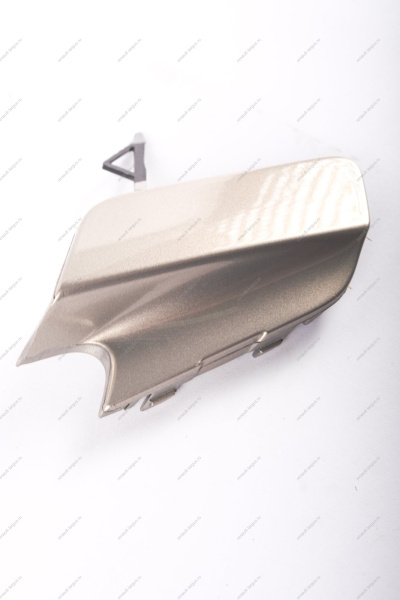 Крышка окна под переднюю буксирную проушину Lada Vesta SW Cross крашенная 691 Платина (серебристый) Lada