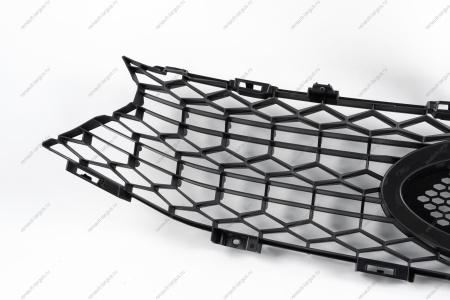 Решетка переднего бампера верхняя LADA Vesta FL Lada