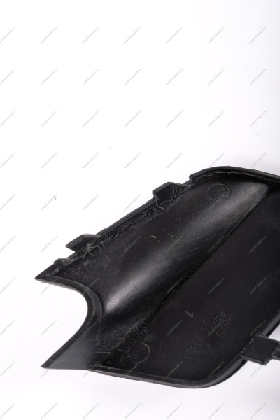 Крышка окна под переднюю буксирную проушину Lada Vesta SW Cross крашенная 676 Черная жемчужина (черный) Lada