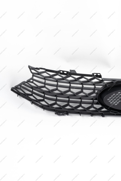 Решетка переднего бампера верхняя LADA Vesta FL Lada