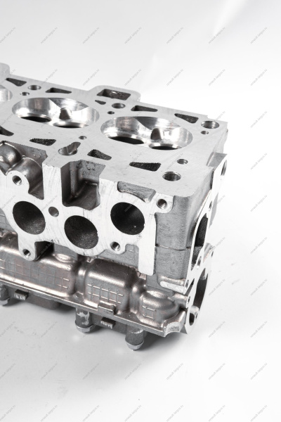 Головка блока цилиндров без шпилек в сборе (с направляющими втулками, без клапанов и вала распределительного) АвтоВАЗ