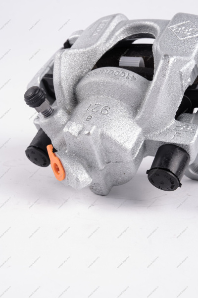 Суппорт тормоза передний левый (+2шт. тормозн. колодки 410602581R) Renault Logan II, Sandero II Renault